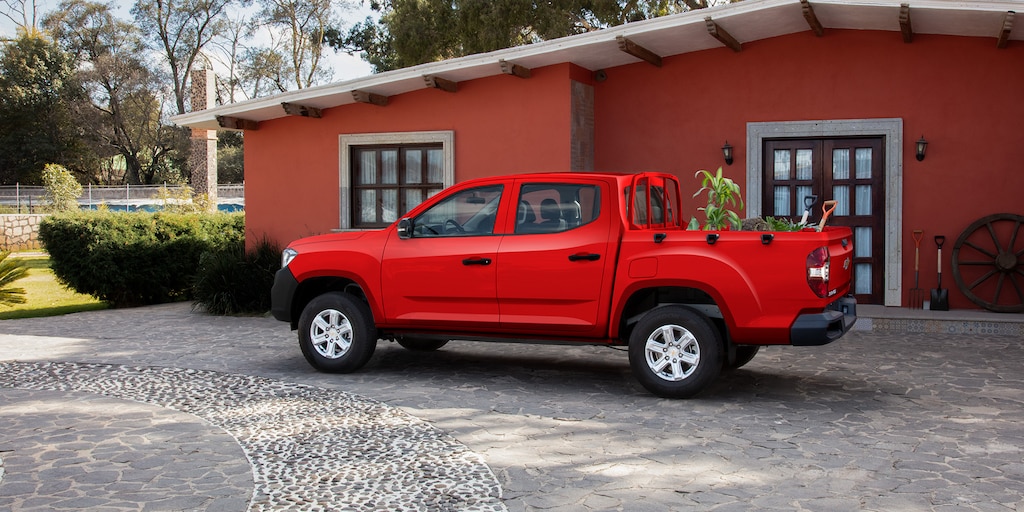 Vista trasera - Chevrolet S10 Max 2025, pickup de doble cabina 4x2 con escalones auxiliares para fácil ingreso a caja